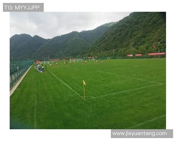 港菁足球队与南区足球会激战正酣谁将赢得这场精彩对决的胜利