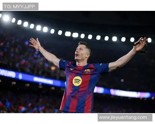 莱万在欧冠赛场火力全开10场打入12球射手榜领跑金靴稳了