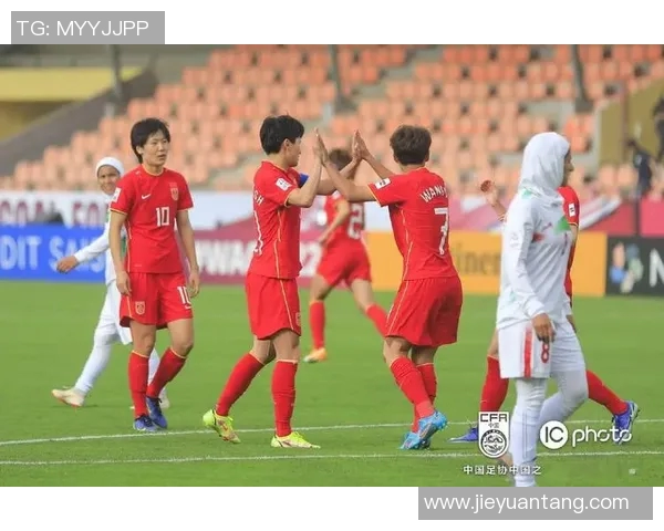 中国12强赛对决伊朗队全力争胜展现足球实力与激情